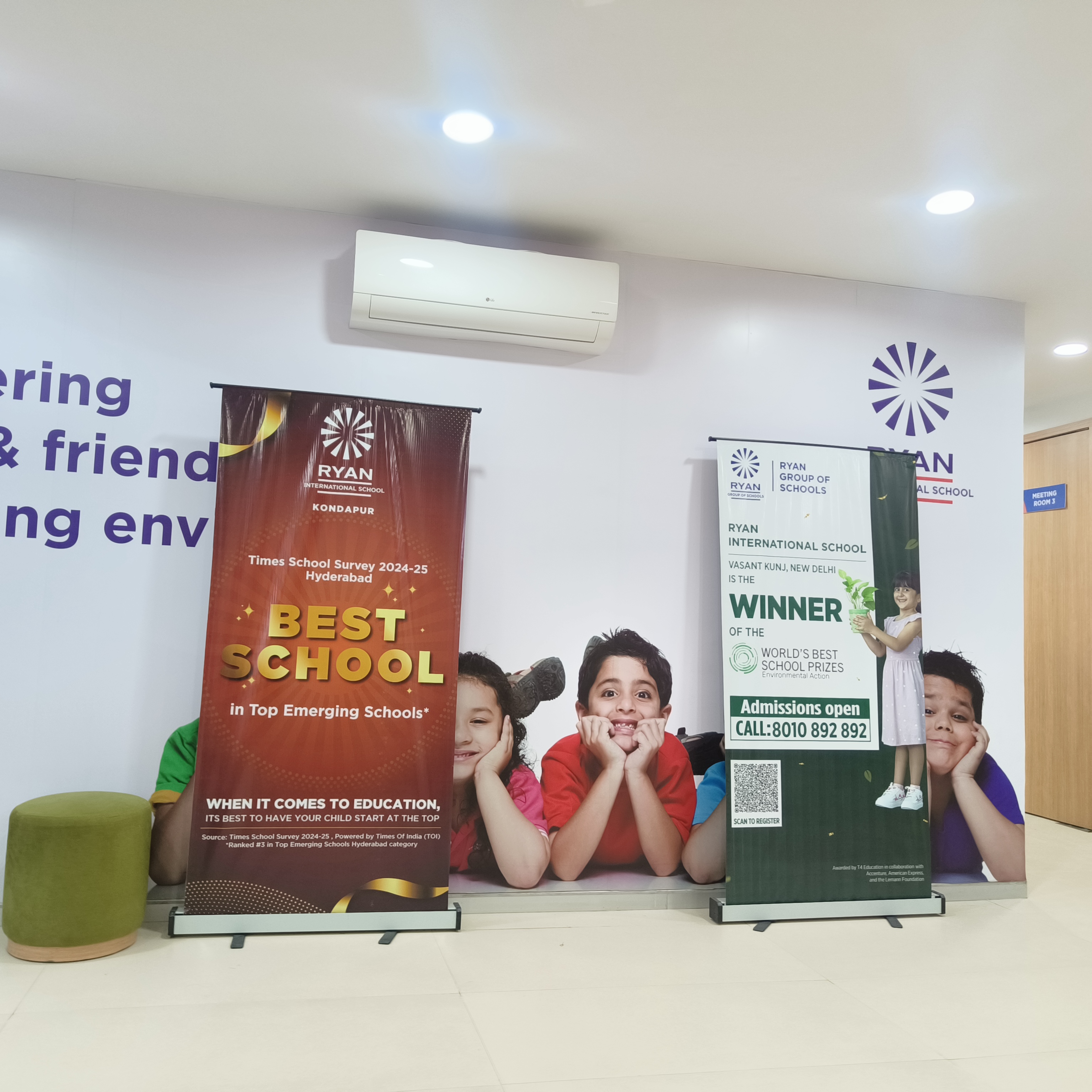 Standee / Roll-Up Banner
